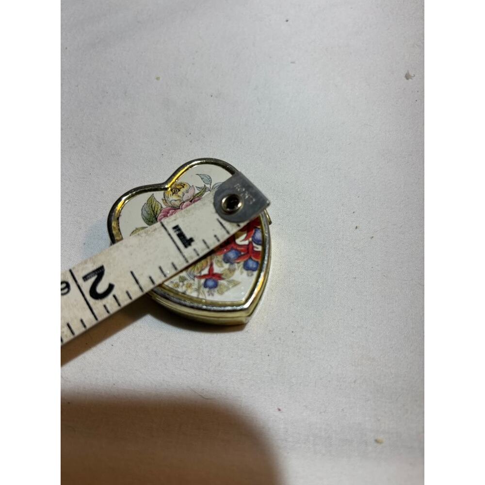 Vintage Heart-Shaped Floral Pill Case - Picture 5 of 5